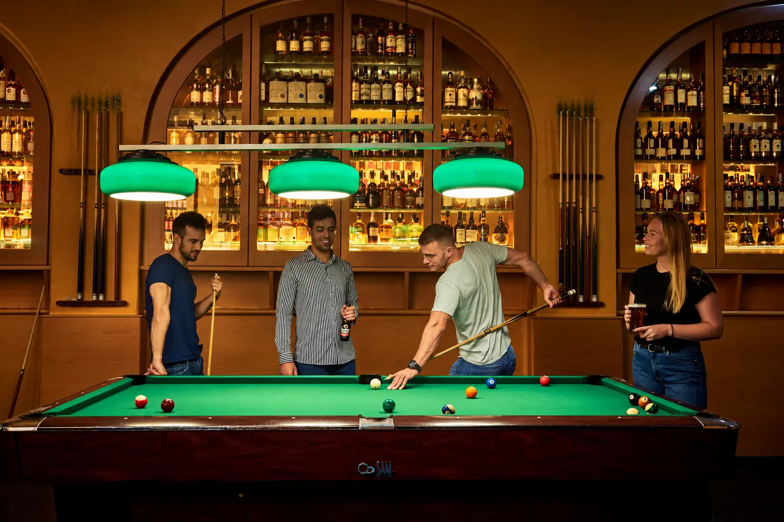 Amigos jugando al billar en Snooker Barcelona