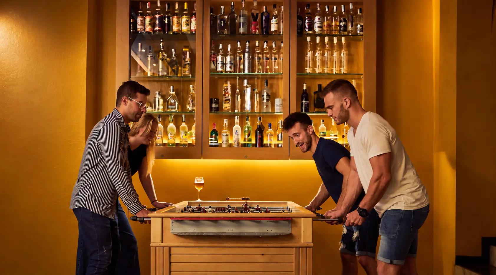 Amigos jugando al futbolín en Snooker Barcelona